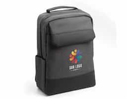 Mochila p/ Notebook em tecido poliéster
arte externa:
Bolso frontal com ziper.
Bolso pequeno na lateral direita.
Conector USB. Alça de mão. Alça de ombro acolchoada.
Engate para mala de viagem.
Parte interna:
Compartimento acolchoado p/ notebook até 15 polegadas.