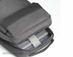 Mochila p/ Notebook em tecido poliéster
arte externa:
Bolso frontal com ziper.
Bolso pequeno na lateral direita.
Conector USB. Alça de mão. Alça de ombro acolchoada.
Engate para mala de viagem.
Parte interna:
Compartimento acolchoado p/ notebook até 15 polegadas.