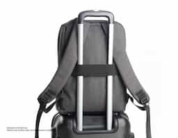 Mochila p/ Notebook em tecido poliéster
arte externa:
Bolso frontal com ziper.
Bolso pequeno na lateral direita.
Conector USB. Alça de mão. Alça de ombro acolchoada.
Engate para mala de viagem.
Parte interna:
Compartimento acolchoado p/ notebook até 15 polegadas.