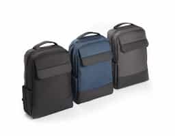 Mochila p/ Notebook em tecido poliéster
arte externa:
Bolso frontal com ziper.
Bolso pequeno na lateral direita.
Conector USB. Alça de mão. Alça de ombro acolchoada.
Engate para mala de viagem.
Parte interna:
Compartimento acolchoado p/ notebook até 15 polegadas.