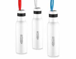 Garrafa térmica em aço inox fosca com parede dupla isolada a vácuo, com capacidade de até 500ml com alça emborrachada. Tampa rosqueável e anel de silicone para vedação. Conserva líquido quente até 12 horas e frio ate 18 horas.