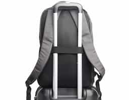Mochila para notebook em tecido poliéster 600D na cor grafite.
Parte externa: 1 Compartimento, 2 Bolsos frontais com zíper, 2 Bolsos laterais, engate para mala de viagem, zíper para expansão do espaço interno, alça de mão e alça de ombro acolchoada
Parte interna: Compartimento acolchoado para notebook de até 15 e espaço para porta caneta e acessórios.