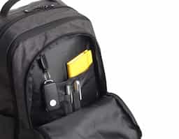 Mochila para notebook em tecido poliéster 600D na cor grafite.
Parte externa: 1 Compartimento, 2 Bolsos frontais com zíper, 2 Bolsos laterais, engate para mala de viagem, zíper para expansão do espaço interno, alça de mão e alça de ombro acolchoada
Parte interna: Compartimento acolchoado para notebook de até 15 e espaço para porta caneta e acessórios.