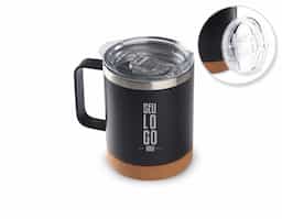 Caneca térmica em aço inox com parede dupla isolada à vácuo, tampa plástica e anel em silicone para vedação, alça lateal em inox na cor do produto, base em cortiça. Capacidade 350ml.