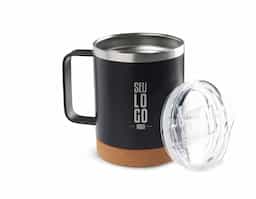 Caneca térmica em aço inox com parede dupla isolada à vácuo, tampa plástica e anel em silicone para vedação, alça lateal em inox na cor do produto, base em cortiça. Capacidade 350ml.