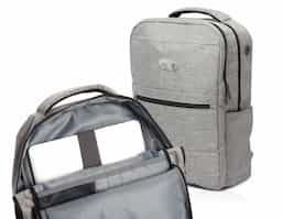 Mochila para notebook em tecido poliéster 300D.
Parte externa: 2 compartimentos, 2 bolsos laterais, bolso frontal com zíper, saída USB e fone de ouvido. Mochila com alça de mão e ombro acolchoadas.
Parte interna: Divisórias internas para canetas, documentos, telefone celular e porta chaves. Compartimento acolchoado para notebook de até 15