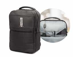 Mochila para notebook em tecido poliéster 300D.
Parte externa: 2 compartimentos, 2 bolsos laterais, bolso frontal com zíper, saída USB e fone de ouvido. Mochila com alça de mão e ombro acolchoadas.
Parte interna: Divisórias internas para canetas, documentos, telefone celular e porta chaves. Compartimento acolchoado para notebook de até 15