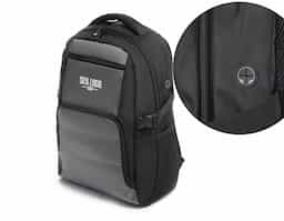 Mochila para notebook em tecido poliéster.
Parte externa: 1 compartimento, alça de mão e ombro acolchoado, saída USB e fone de ouvido, 2 bolsos frontais com zíper e 2 bolsos laterais.
Parte interna: Compartimento acolchoado para notebook de até 15