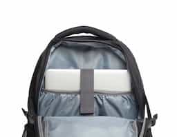Mochila para notebook em tecido poliéster.
Parte externa: 1 compartimento, alça de mão e ombro acolchoado, saída USB e fone de ouvido, 2 bolsos frontais com zíper e 2 bolsos laterais.
Parte interna: Compartimento acolchoado para notebook de até 15