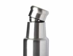 Garrafa em aço inoxi 201 de parede única. Com tampa rosqueavel e anel de silicone para vedação na tampa. Com capacidade de até 1L.