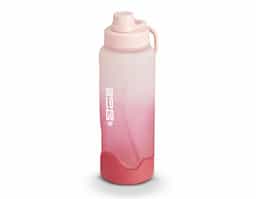 Garrafa plástica 1,1 litros com base de silicone anti-impacto (removível). Tampa com alça para transporte e tampa de proteção para o bocal.