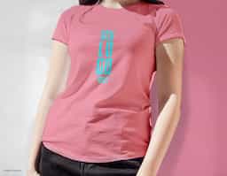 Camiseta feminina, confeccionada em tecido meia malha, 100% algodão (170 g/m2) e com fio 30/1 penteado. Com gola em ribana 1,5X1,5 com fita de reforço  e com costura dupla nas mangas, barra de fundo e laterais. Tamanhos: P, M, G, GG e XGG.