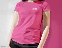 Camiseta feminina, confeccionada em tecido meia malha, 100% algodão (170 g/m2) e com fio 30/1 penteado. Com gola em ribana 1,5X1,5 com fita de reforço  e com costura dupla nas mangas, barra de fundo e laterais. Tamanhos: P, M, G, GG e XGG.