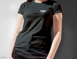 Camiseta feminina, confeccionada em tecido meia malha, 100% algodão (170 g/m2) e com fio 30/1 penteado. Com gola em ribana 1,5X1,5 com fita de reforço  e com costura dupla nas mangas, barra de fundo e laterais. Tamanhos: P, M, G, GG e XGG.