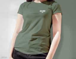 Camiseta feminina, confeccionada em tecido meia malha, 100% algodão (170 g/m2) e com fio 30/1 penteado. Com gola em ribana 1,5X1,5 com fita de reforço  e com costura dupla nas mangas, barra de fundo e laterais. Tamanhos: P, M, G, GG e XGG.