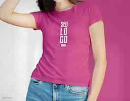 Camiseta feminina, confeccionada em tecido meia malha, 100% algodão (165 g/m2) e com fio 30/1 misto. Com gola em ribana 1 X1 com fita de reforço  e com costura dupla nas mangas, barra de fundo e laterais. Tamanhos: P, M, G e GG.