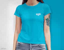 Camiseta feminina de corte cinturado, confeccionada em tecido meia malha, 100% algodão (135 g/m2) e com fio 30/1 misto. Com gola em ribana 1 X1 com fita de reforço  e com costura dupla nas mangas, barra de fundo e laterais. Tamanhos: P, M, G e GG.