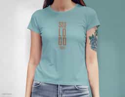 Camiseta feminina de corte cinturado, confeccionada em tecido meia malha, 100% algodão (135 g/m2) e com fio 30/1 misto. Com gola em ribana 1 X1 com fita de reforço  e com costura dupla nas mangas, barra de fundo e laterais. Tamanhos: P, M, G e GG.
