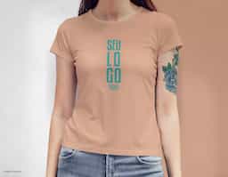 Camiseta feminina de corte cinturado, confeccionada em tecido meia malha, 100% algodão (135 g/m2) e com fio 30/1 misto. Com gola em ribana 1 X1 com fita de reforço  e com costura dupla nas mangas, barra de fundo e laterais. Tamanhos: P, M, G e GG.