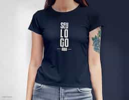 Camiseta feminina de corte cinturado, confeccionada em tecido meia malha, 100% algodão (135 g/m2) e com fio 30/1 misto. Com gola em ribana 1 X1 com fita de reforço  e com costura dupla nas mangas, barra de fundo e laterais. Tamanhos: P, M, G e GG.
