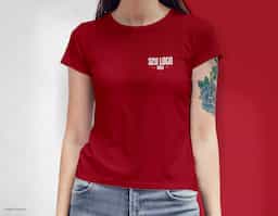 Camiseta feminina de corte cinturado, confeccionada em tecido meia malha, 100% algodão (135 g/m2) e com fio 30/1 misto. Com gola em ribana 1 X1 com fita de reforço  e com costura dupla nas mangas, barra de fundo e laterais. Tamanhos: P, M, G e GG.
