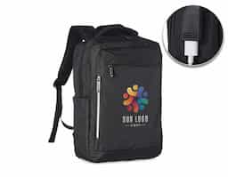 Mochila de nylon 20 litros com três compartimentos, sendo o principal com bolso para notebook 15,6. Com bolsos laterais e faixa frontal refletiva, a mochila possui adaptador USB externo, alça para encaixe em malas de viagem, duas alças de mãos e alças para as costas com revestimento espumado. 