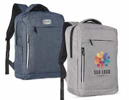 Mochila de nylon 20 litros com três compartimentos, sendo o principal com bolso para notebook 15,6. Com bolsos laterais e faixa frontal refletiva, a mochila possui adaptador USB externo, alça para encaixe em malas de viagem, duas alças de mãos e alças para as costas com revestimento espumado. 