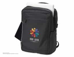 Mochila de nylon 20 litros com três compartimentos, sendo o principal com bolso para notebook 15,6. Com bolsos laterais e faixa frontal refletiva, a mochila possui adaptador USB externo, alça para encaixe em malas de viagem, duas alças de mãos e alças para as costas com revestimento espumado. 