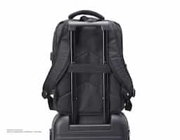 Mochila de nylon 20 litros com três compartimentos, sendo o principal com bolso para notebook 15,6. Com bolsos laterais e faixa frontal refletiva, a mochila possui adaptador USB externo, alça para encaixe em malas de viagem, duas alças de mãos e alças para as costas com revestimento espumado. 