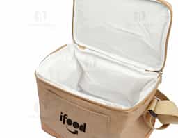 Bolsa térmica em poliéster e detalhes na parte inferior em cortiça. Alça para regulagem e parte interna soldada.
