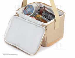 Bolsa térmica em poliéster e detalhes na parte inferior em cortiça. Alça para regulagem e parte interna soldada.