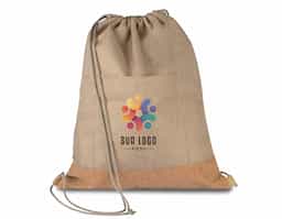 Sacola/Mochila confeccionada em resistente poliéster 600D, com elegante detalhe em cortiça que agrega um toque moderno e sofisticado ao design. Possui alça dupla para uso nas costas, proporcionando mais conforto e praticidade no transporte, além de bolso frontal para melhor organização de pequenos itens. Um brinde corporativo versátil, funcional e ideal para o dia a dia, eventos e ações promocionais.