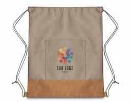 Sacola/Mochila confeccionada em resistente poliéster 600D, com elegante detalhe em cortiça que agrega um toque moderno e sofisticado ao design. Possui alça dupla para uso nas costas, proporcionando mais conforto e praticidade no transporte, além de bolso frontal para melhor organização de pequenos itens. Um brinde corporativo versátil, funcional e ideal para o dia a dia, eventos e ações promocionais.