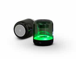 Caixa de som multimídia com luzes led. Operante nos modos bluetooth, rádio FM e cartão TF (MicroSD). Acompanha cabo USB.