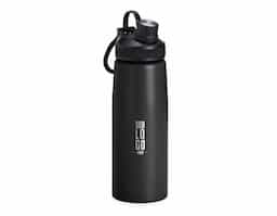 Squeeze inox 900ml com tampa plástica, bocal com tampa protetora e alça para transporte.