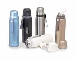 Garrafa térmica feita em inox 304 com parede dupla, capacidade de 850ml. Com alça emborrachada para transporte, a garrafa contém filtro infusor, tampa com botão de acionamento e tampa externa utilizável como copo.