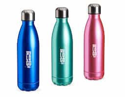 Garrafa plástica com tampa de alumínio, capacidade de 680ml.