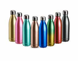 Garrafa plástica com tampa de alumínio, capacidade de 680ml.