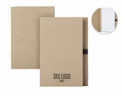 Bloco de anotações capa dura em kraft com porta caneta e wire-o. Contém aproximadamente 100 páginas não pautadas na cor branca.