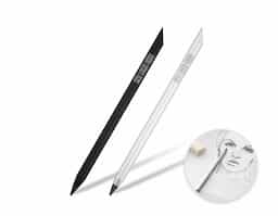 Caneta sem tinta em alumínio com ponta de liga metálica com grafite capaz de durar por muito tempo. Não é necessário afiar e pode apagar o que escrever. Fornecida em caixa craft preta. ø8 x 153 mm
