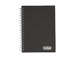 Caderno capa dura. São 96 folhas, 192 páginas com 8 páginas iniciais padrão sendo dados pessoais, calendário, planejamento anual e trimestral.