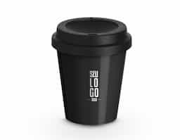 Copo plástico com capacidade de 350ml, tampa com bocal.