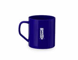 Caneca plástica com capacidade de 400ml.