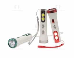 Lanterna plástica recarregável de um led com 3 estágios de iluminação e dois leds lateriais com função luminária. Possui cordão de nylon para transporte e acompanha cabo usb.