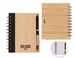 Bloco de anotações ecológico com caneta. Capa de bambu com uma faixa preta no lado esquerdo da capa e verso liso. Possui aproximadamente 70 folhas brancas pautadas com logo reciclado na lateral inferior. Acompanha suporte elástico de nylon com uma caneta de papelão de detalhes plásticos.