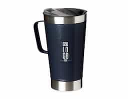 Caneca térmica de inox com capacidade para 500ml. Acompanha uma tampa de plástico e um abridor de garrafas. O abridor fica preso em um encaixe existente na tampa, porém é removível.