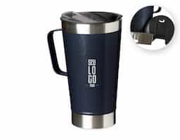 Caneca térmica de inox com capacidade para 500ml. Acompanha uma tampa de plástico e um abridor de garrafas. O abridor fica preso em um encaixe existente na tampa, porém é removível.