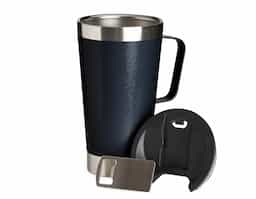 Caneca térmica de inox com capacidade para 500ml. Acompanha uma tampa de plástico e um abridor de garrafas. O abridor fica preso em um encaixe existente na tampa, porém é removível.