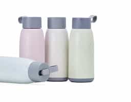 Garrafa de vidro 350ml com revestimento plástico, tampa plástica com alça de silicone.