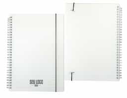Caderno B5 com capa plástica e elástico para lacre, contém aproximadamente 80 folhas marfim com pauta.